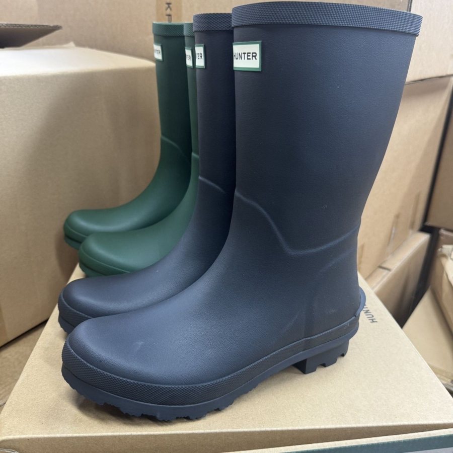 Hunter green classic wellington boots for rain and snow